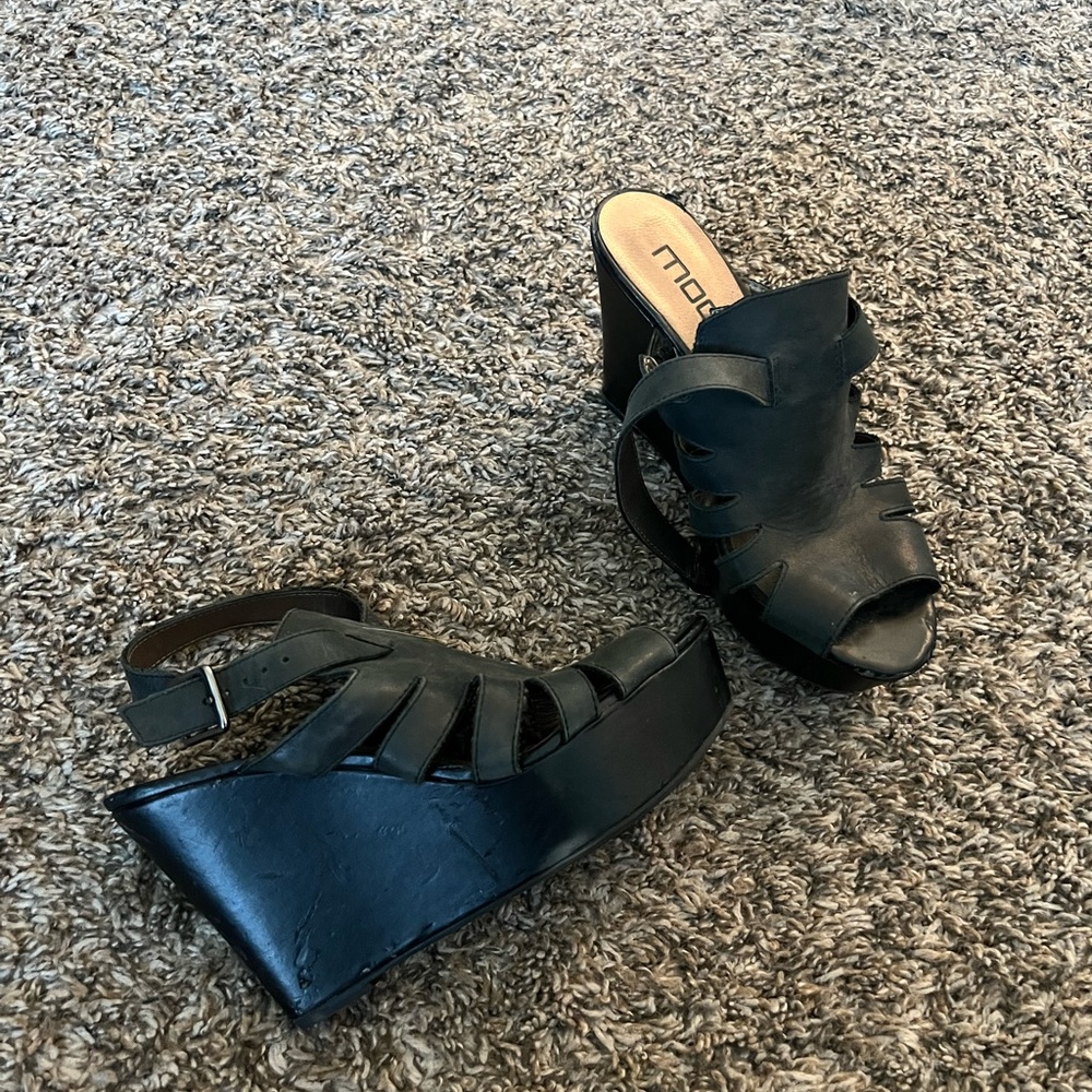 Black wedges